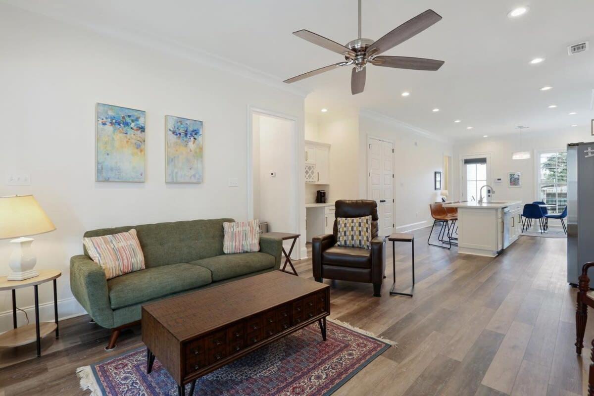 Stunning Luxury 2 Blocks From Streetcar