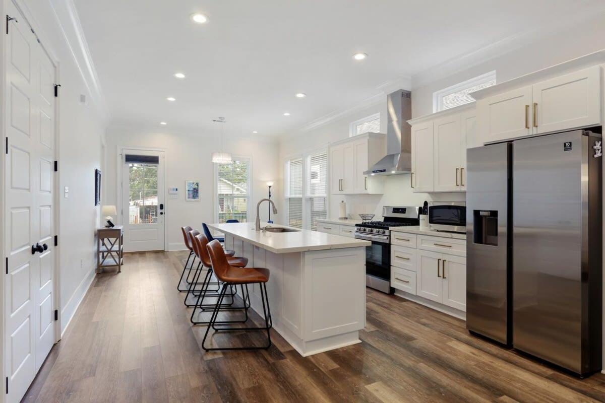 Stunning Luxury 2 Blocks From Streetcar Holiday home *
