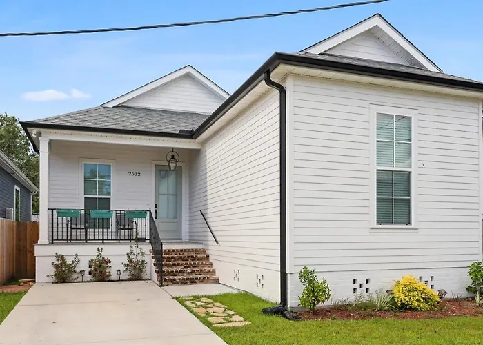 Stunning Luxury Home 2 Blocks From Streetcar