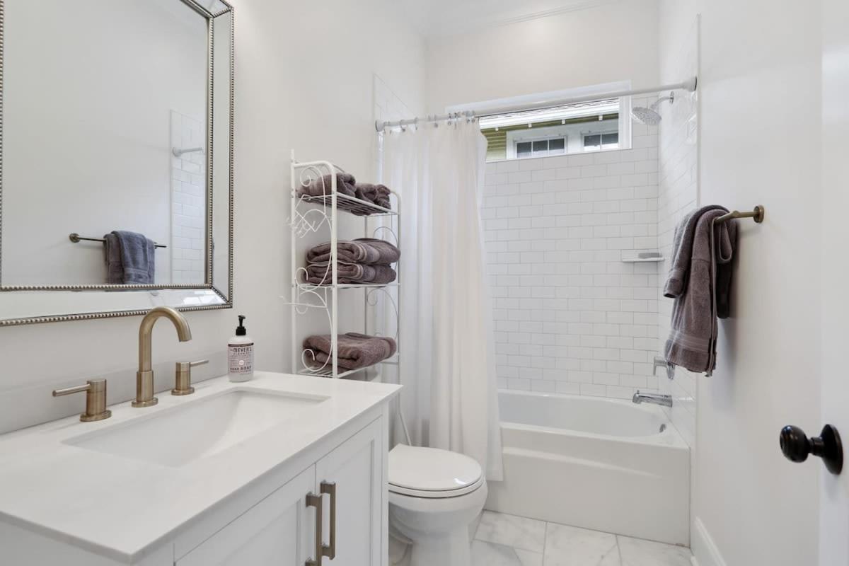 Stunning Luxury 2 Blocks From Streetcar Holiday home